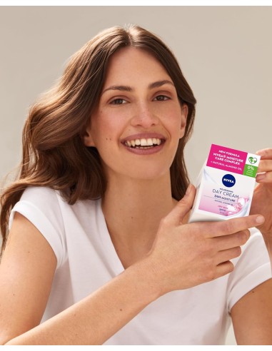 nivea skincare illuminante cofanetto: crema giorno + struccante + labello: tuttocasashop.it: igiene e cura della persona