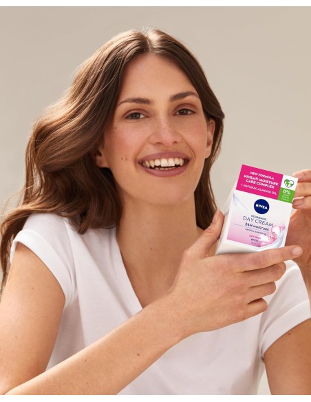 nivea skincare illuminante cofanetto: crema giorno + struccante + labello: tuttocasashop.it: igiene e cura della persona